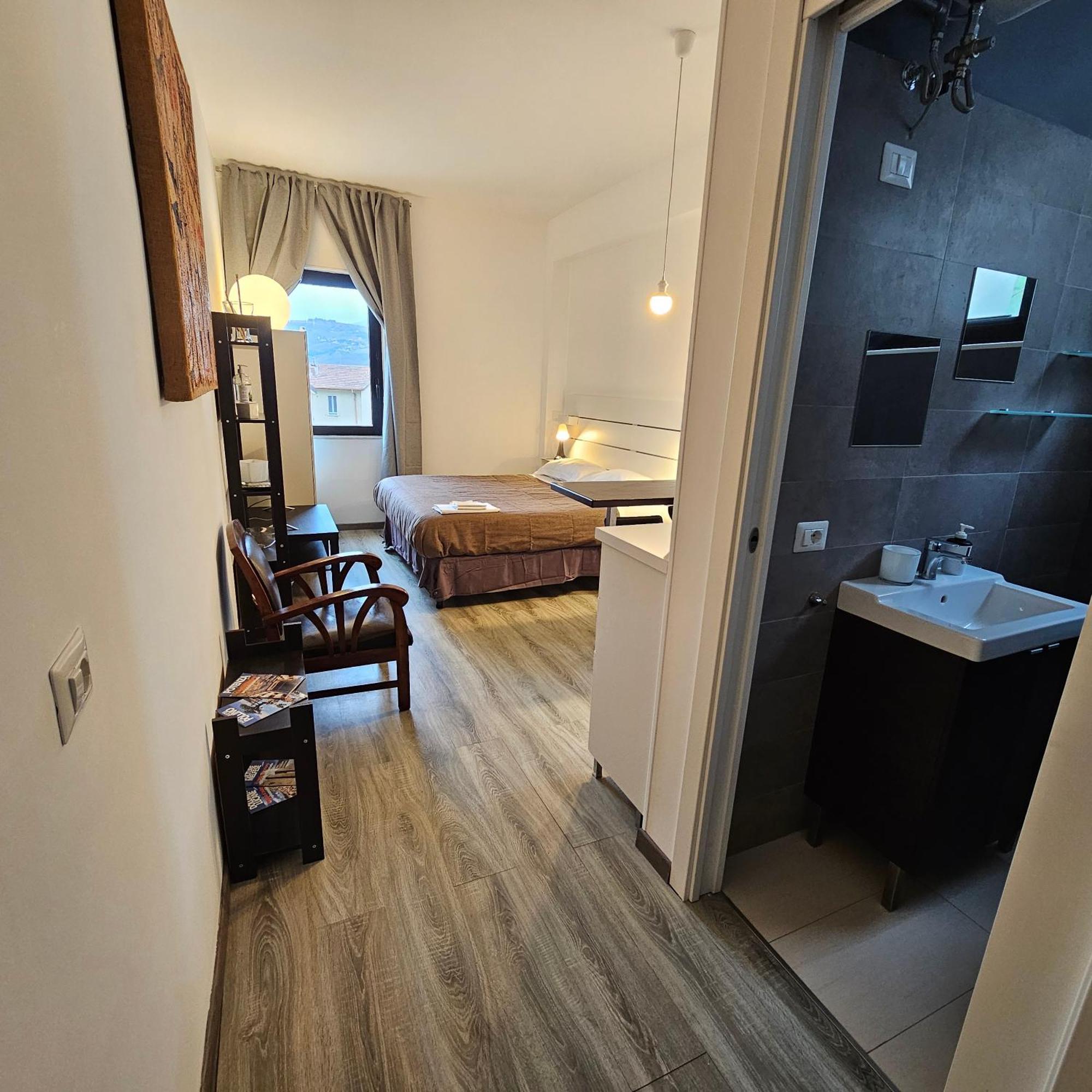 Room & Parking In Centro Citta Con Parcheggio Privato E Wifi Potenza Exterior photo