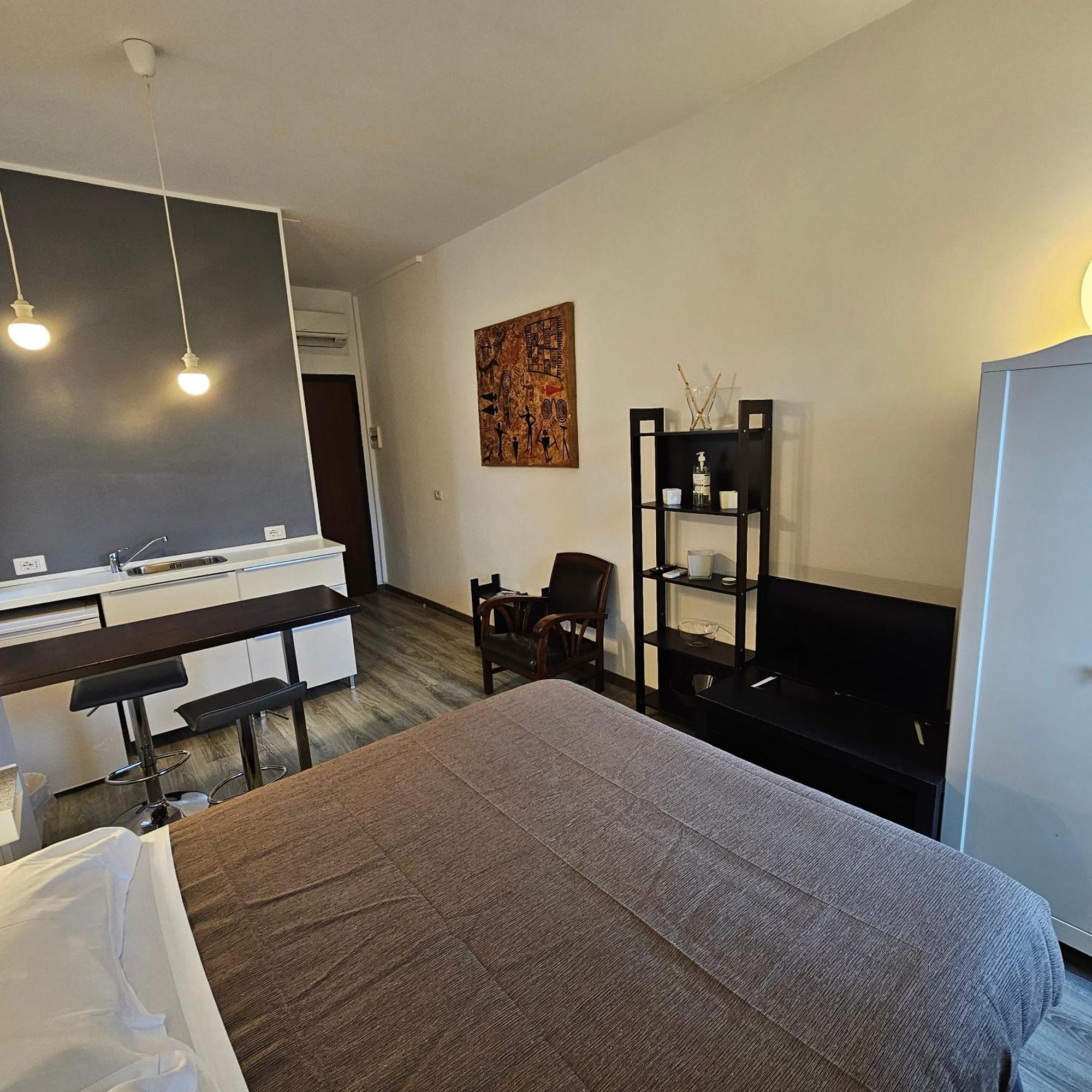 Room & Parking In Centro Citta Con Parcheggio Privato E Wifi Potenza Exterior photo