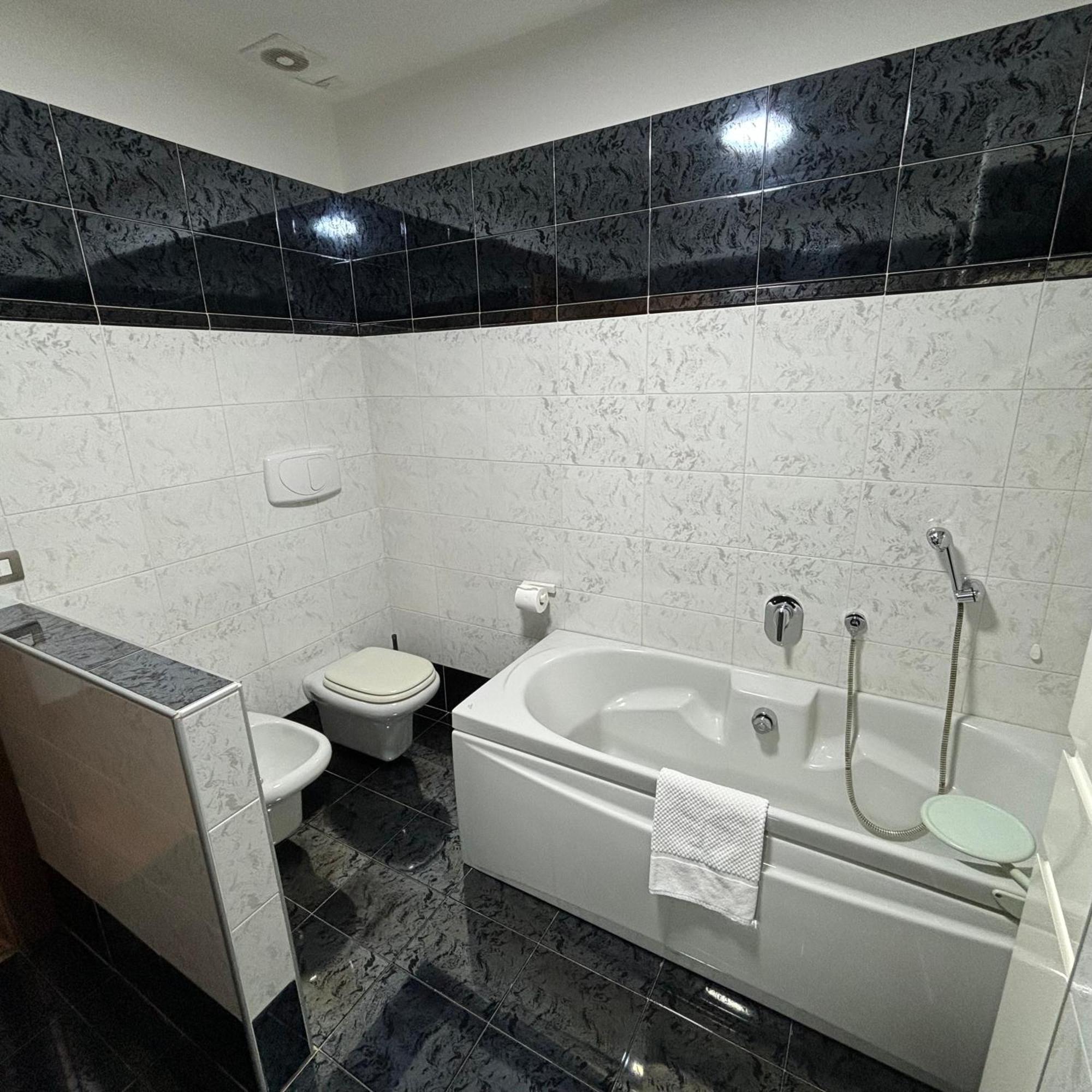 Room & Parking In Centro Citta Con Parcheggio Privato E Wifi Potenza Exterior photo