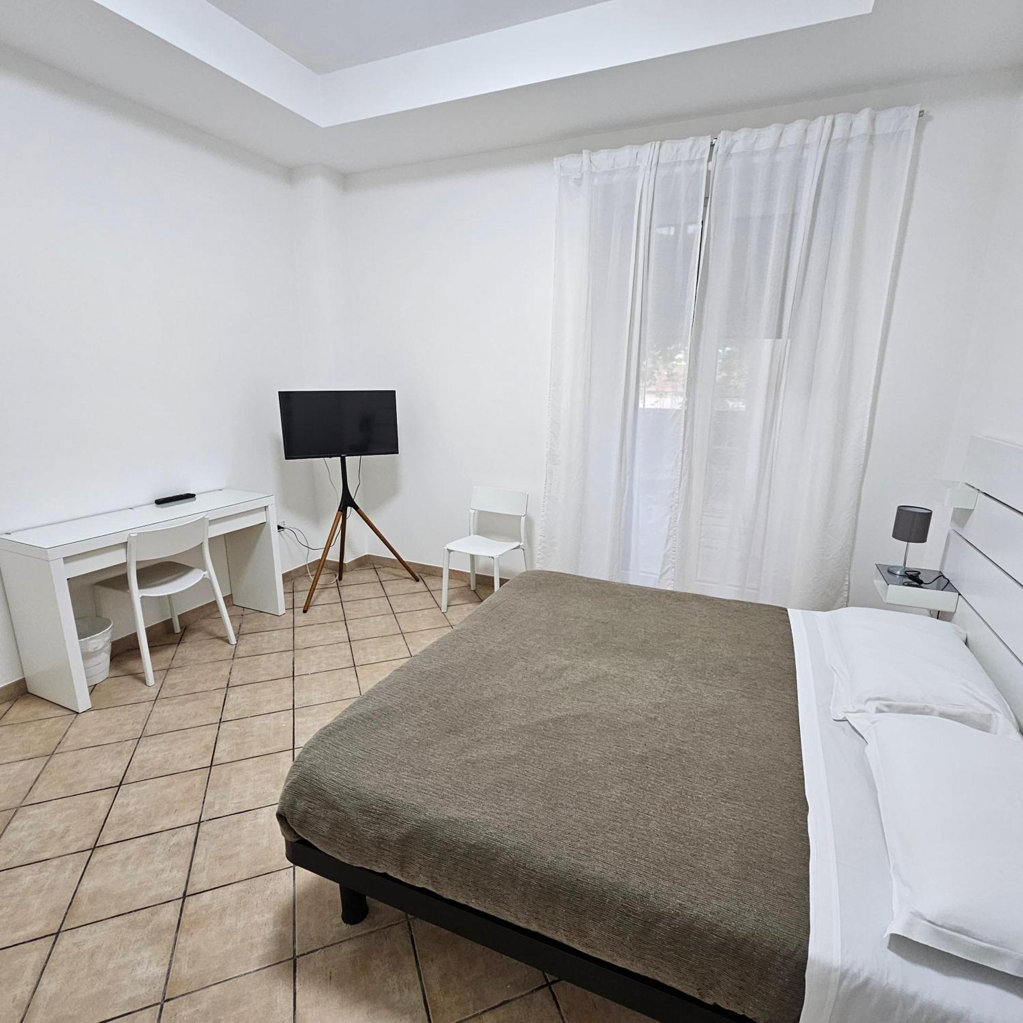 Room & Parking In Centro Citta Con Parcheggio Privato E Wifi Potenza Exterior photo