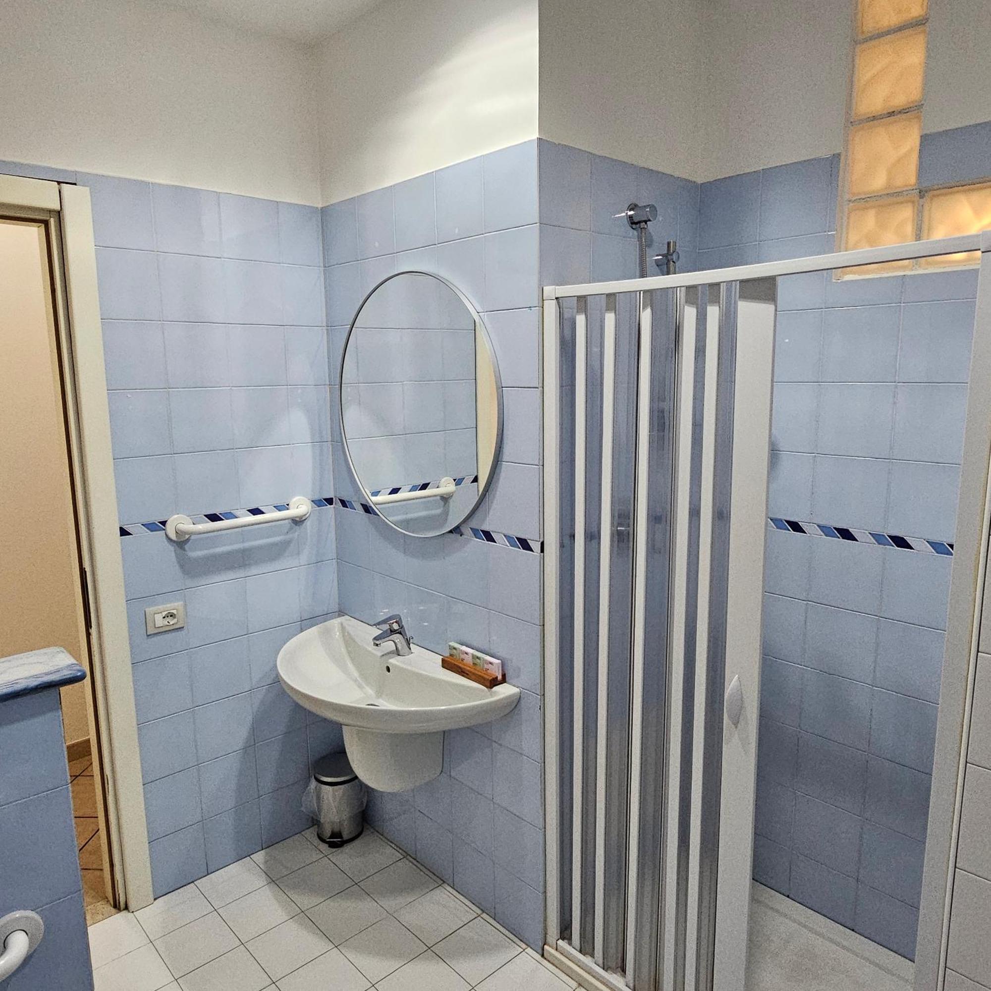Room & Parking In Centro Citta Con Parcheggio Privato E Wifi Potenza Room photo